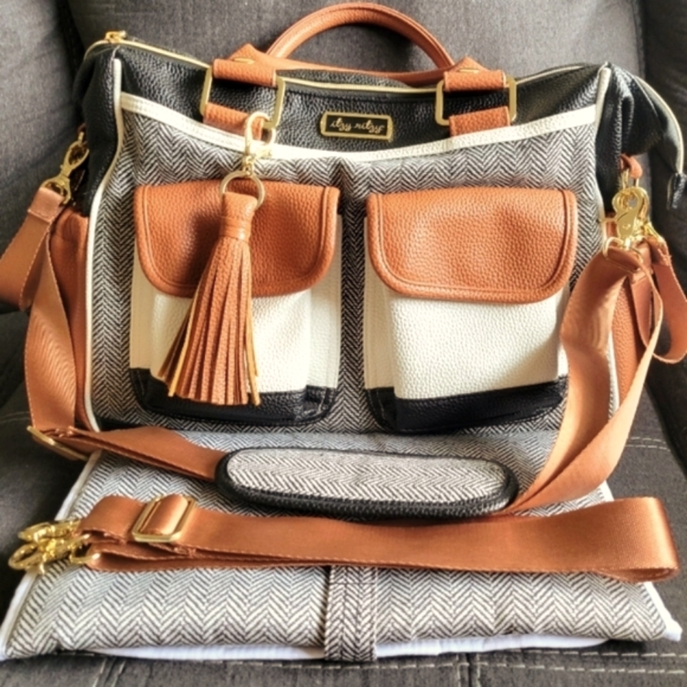 Itzy Ritzy Triple Threat